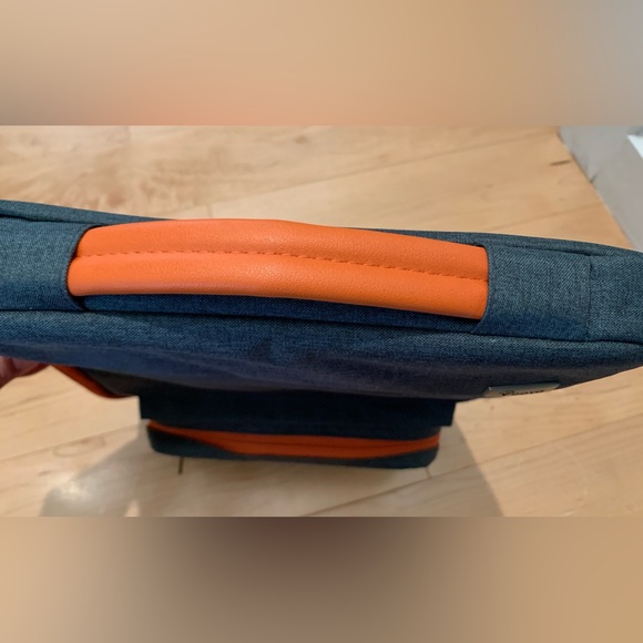 2 in 1 Waterproof Laptop Case with detachable pouch - Picture 7 of 7